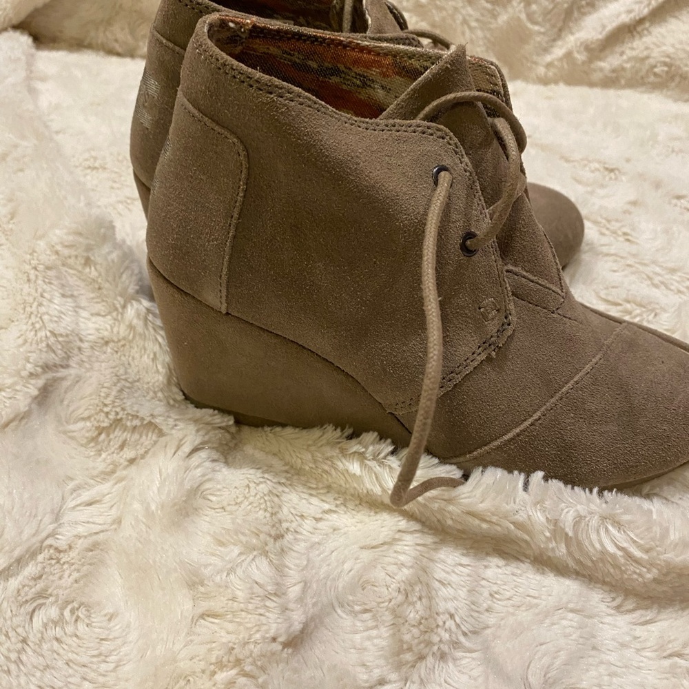 TOMS wage suede tan ankle boots size 5